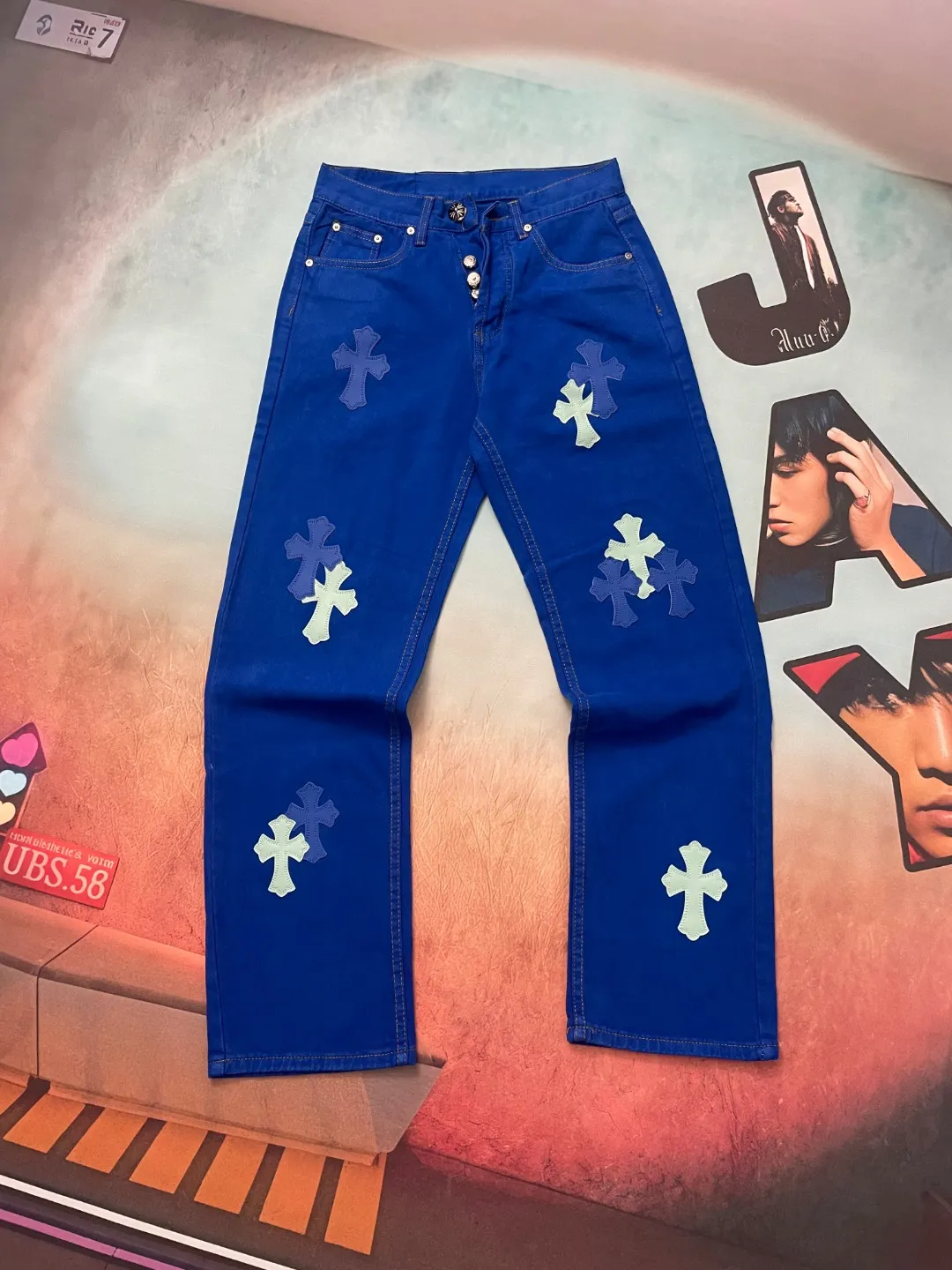 🅿️310 🔘Style No.-KL117 🔘Cro Heart𝐂𝐡𝐫𝐨𝐦𝐞 𝐇𝐞𝐚𝐫𝐭 CH Limited Dopamine Blue Patch Leather Jeans* These dopamine jeans are ridiculously handsome. Fashion trendsetters, gather your attention! This dopamine personalized jeans can be called the "nuclear weapon" of fashionable people's wear. Not only are they the same style for celebrities, they are also regarded as favorites by many fashion bloggers and their popularity remains high. The new design polishes the shape and upper body effect to the extreme. The time it takes to make one pair of pants is equivalent to making 20 pieces of short-sleeves, and the complexity of the process is beyond imagination. It is made of high-quality imported denim, which is soft to the touch, wear-resistant and has a high-end texture. In order to give it just the right color and texture, the design team repeatedly washed and proofed it. After countless attempts and adjustments, it was presented to the public in an almost perfect posture. Wearing it is not only comfortable and comfortable, but also instantly increases the eye-catching index of the outfit, making it easy to become the focus of the crowd. Whether it is daily outings or important occasions, you can easily create a fashionable atmosphere.  Size: S M L XL (28.30.32.34) Color: Blue